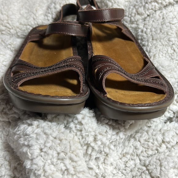 Like New Pair of Ladies NOAT Brown Leather Adjustable Velcro Closure, Sz 11/42 - Picture 4 of 9